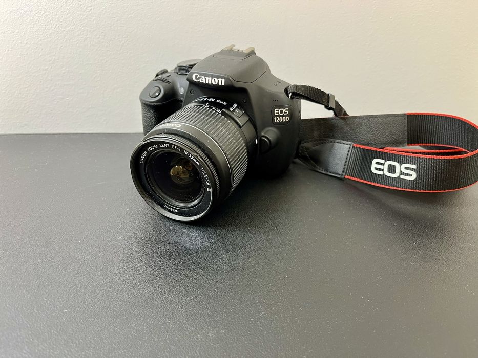 Lustrzanka Canon Eos 1200D + obiektyw 18-55 mm idealny