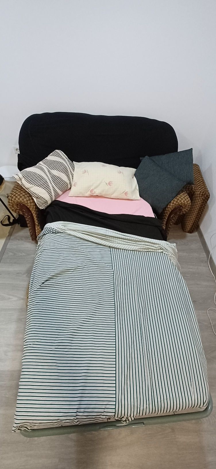 Sofá cama com almofadas