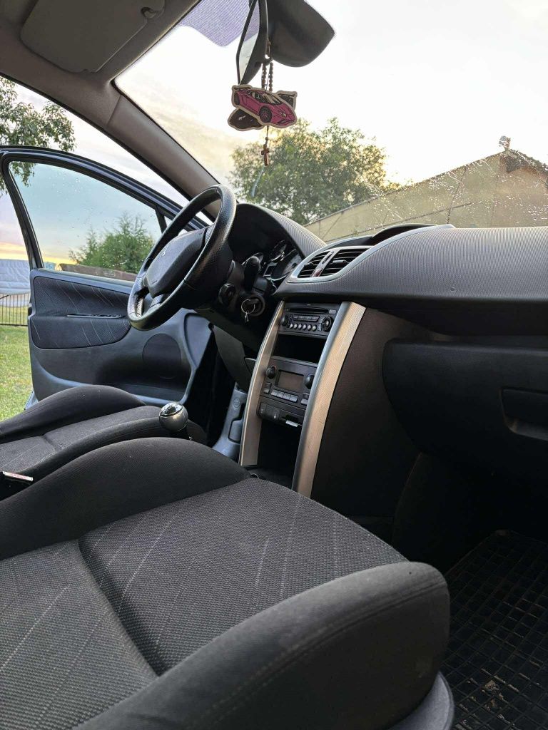 Peugeot 207( uszkodzone)