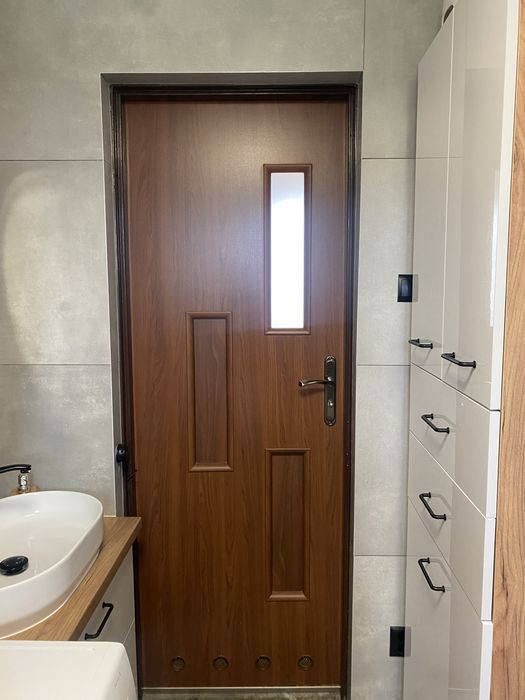 5 drzwi pokojowych, 1 łazienkowe, 1 do kotlowni