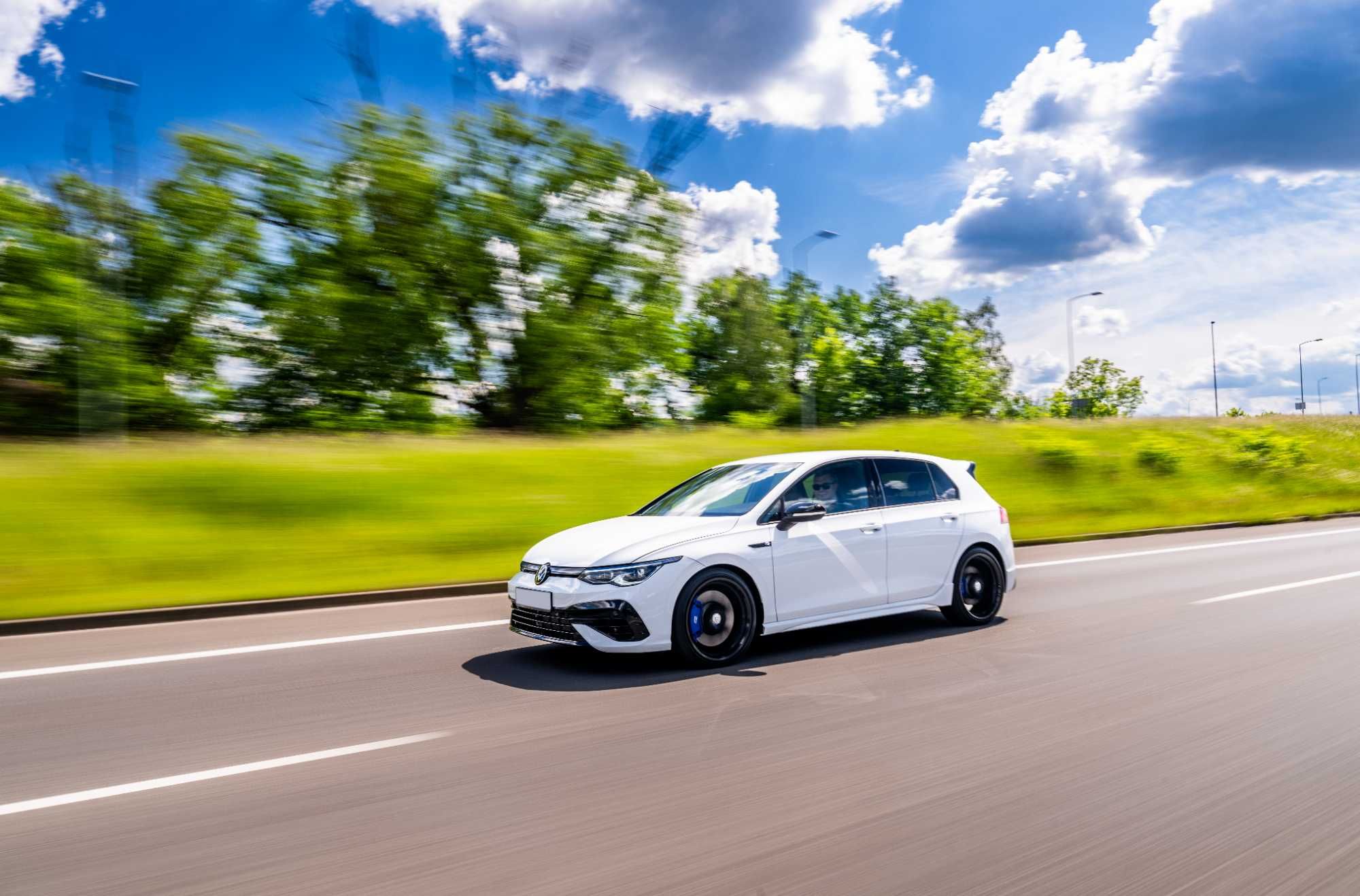 Wynajem samochodu VW Golf 8R wydech AKRAPOVIC