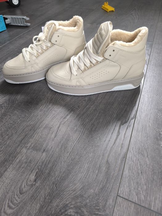 Зимние кожаные кроссовки фирмы NUBBIK 37 р.