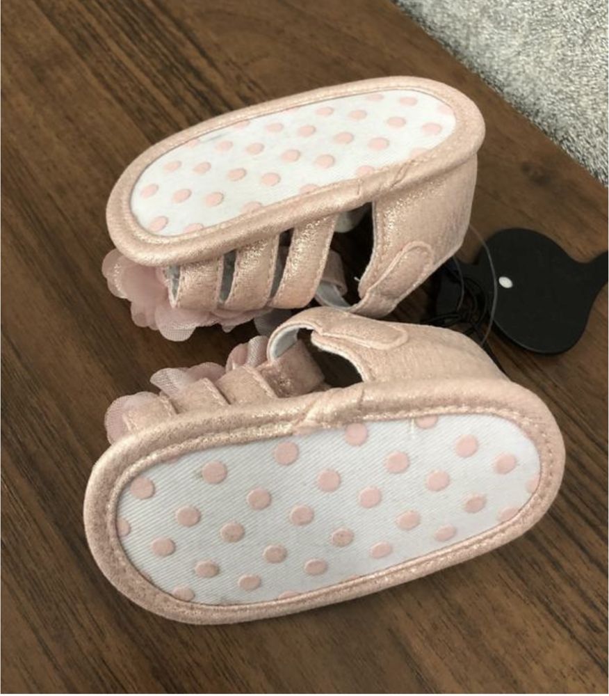 Нові фірмові босоніжки Bebe shoes (0-3 місяці)