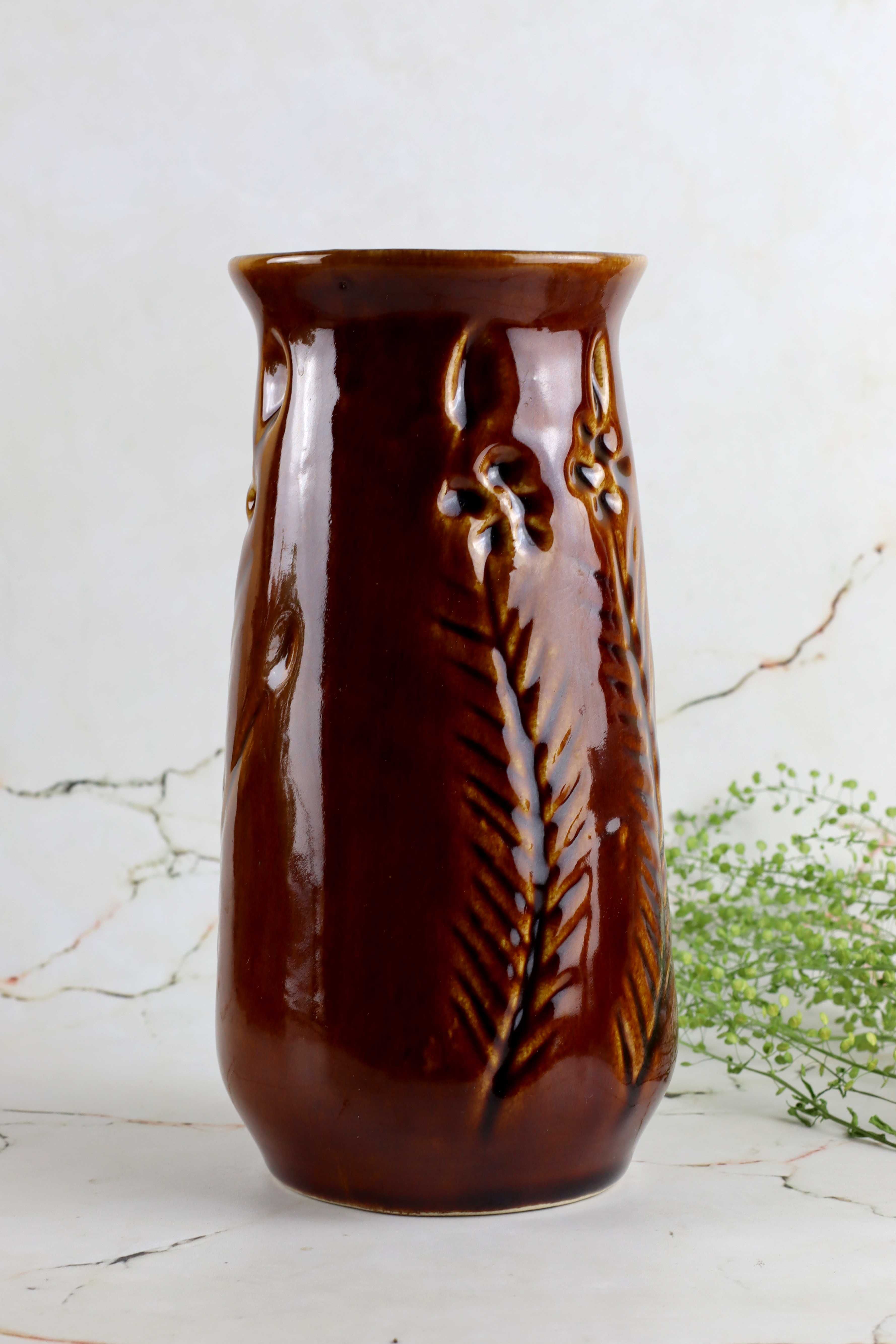 Ciemnobrązowy wazon z kwiatowym reliefem ceramika prl vintage