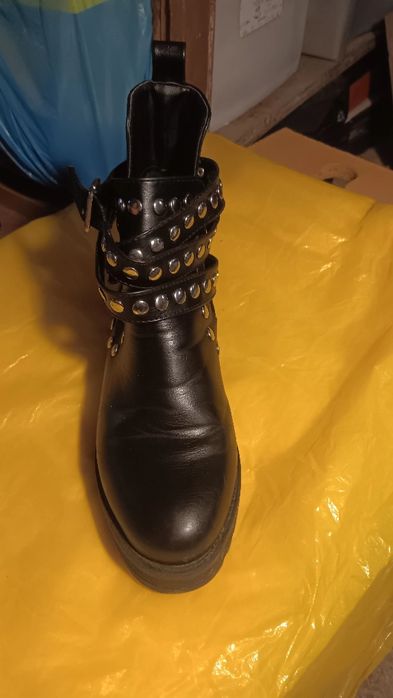 Botas pretas com tachas