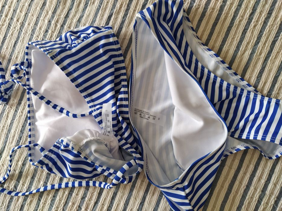Biquíni azul e branco