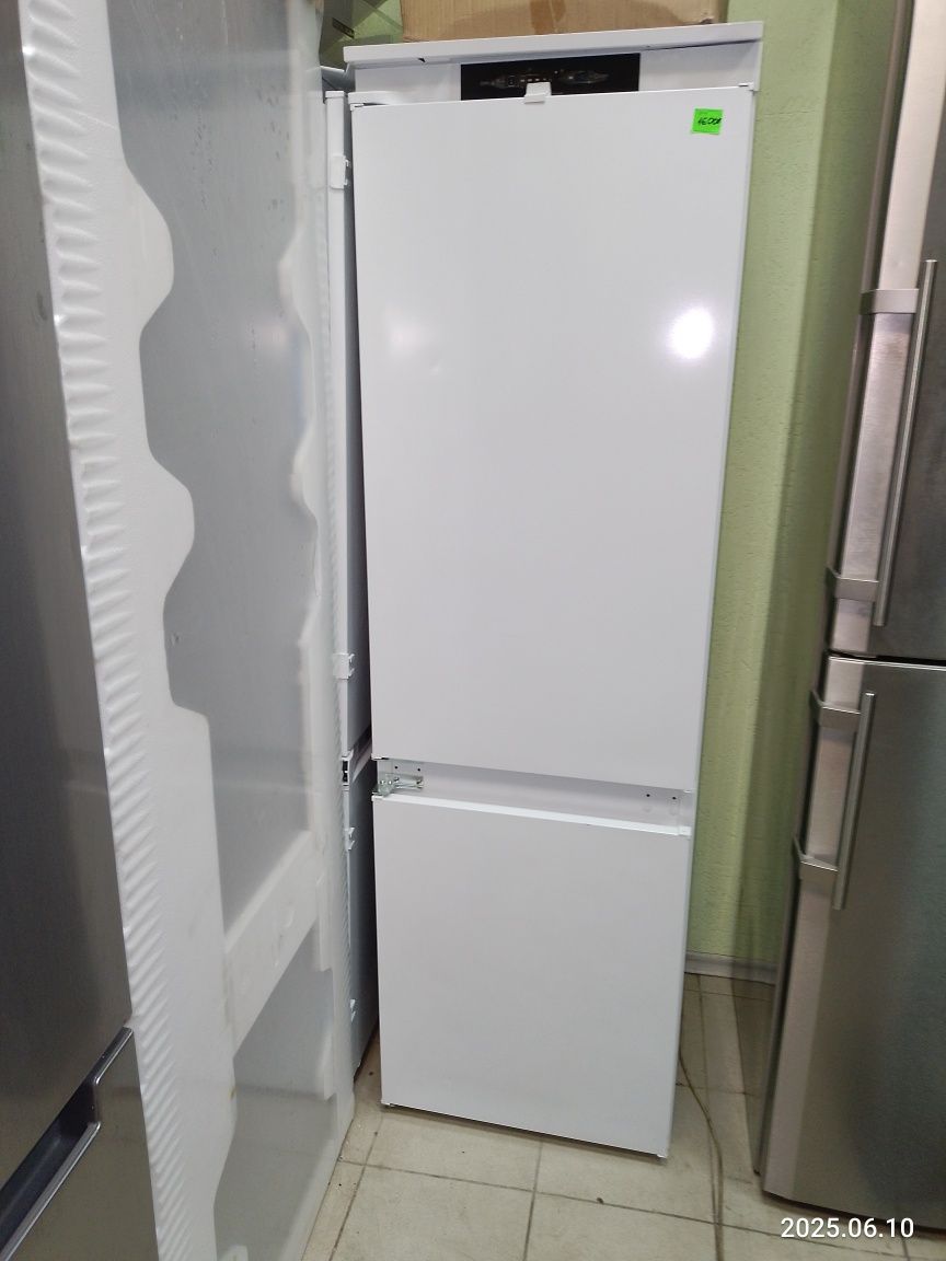 Холодильник вбудований Indesit INC18T311, висота 177.7 см, NoFrost