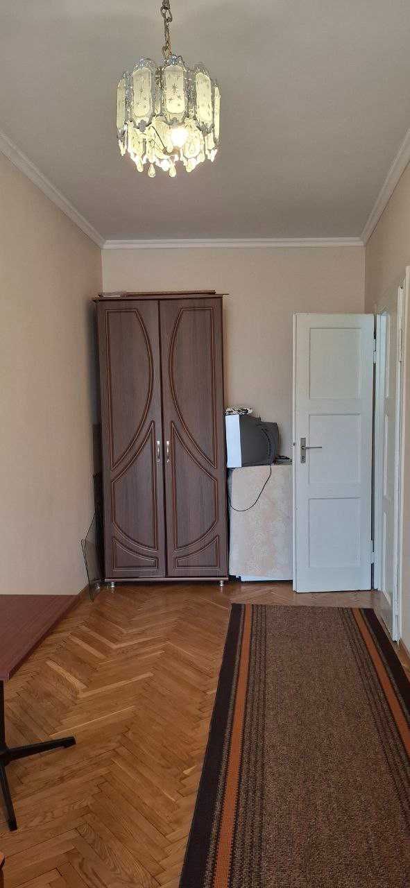 Оренда 2к квартири в центрі міста, площа Я. Осмомисла