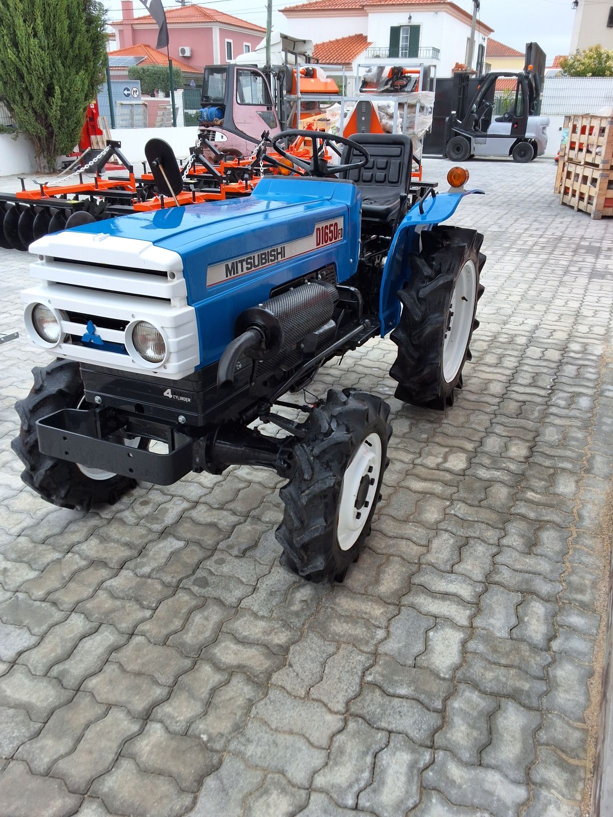 Mitsubishi D1650fd/4×4 com frese