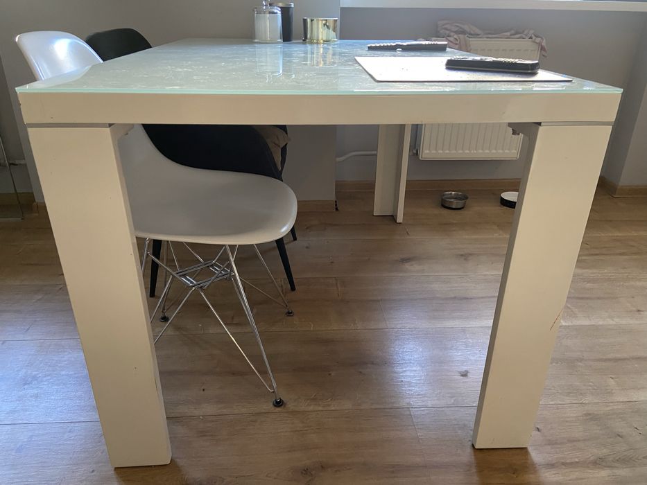 Krzesło biale 4 sztuki , tworzywo. Komplet 70.00