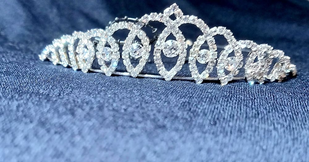 Гребінці  та діадеми у зачіску