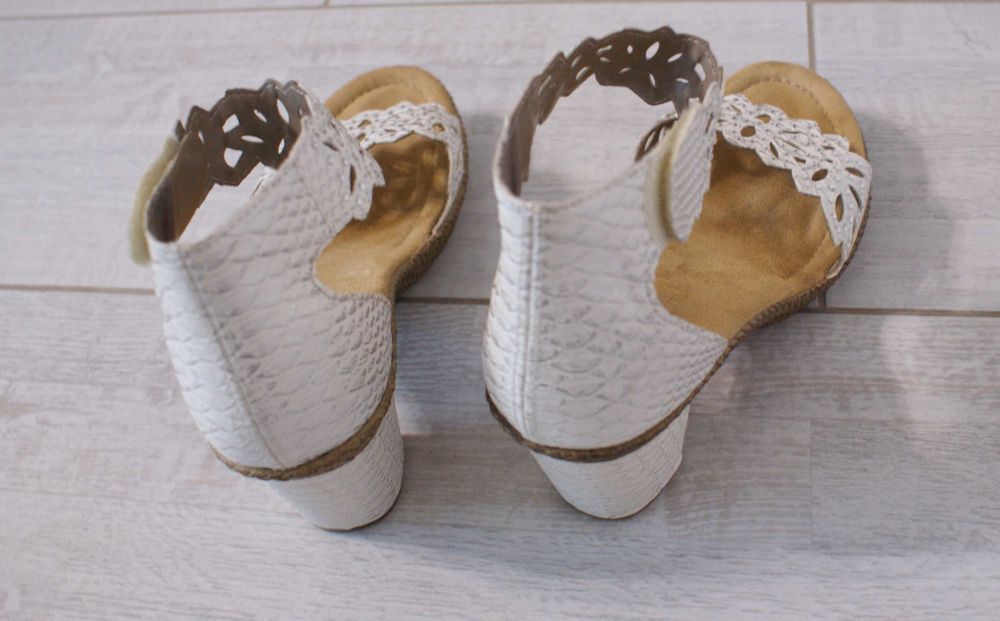 Стильні жіночі босоніжки зі стразами Rieker,37 розмір (ціна договірна)