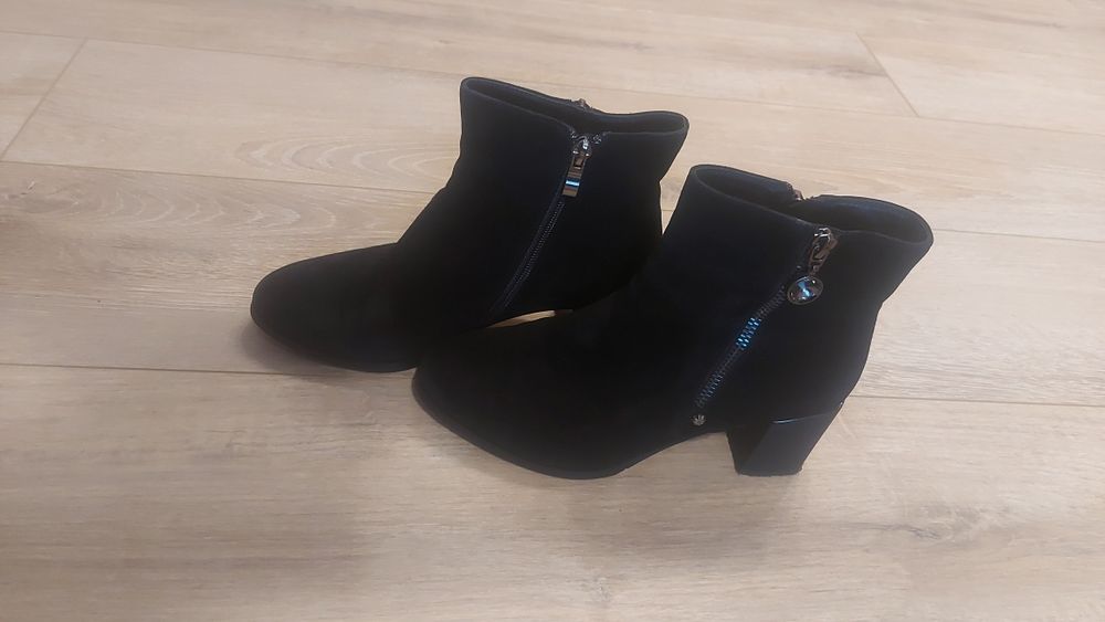 чобітки на середньому підборі.