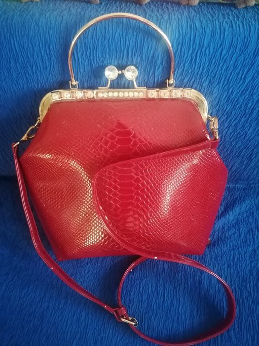 Продаю красную лаковую, нарядную сумку, среднего размера