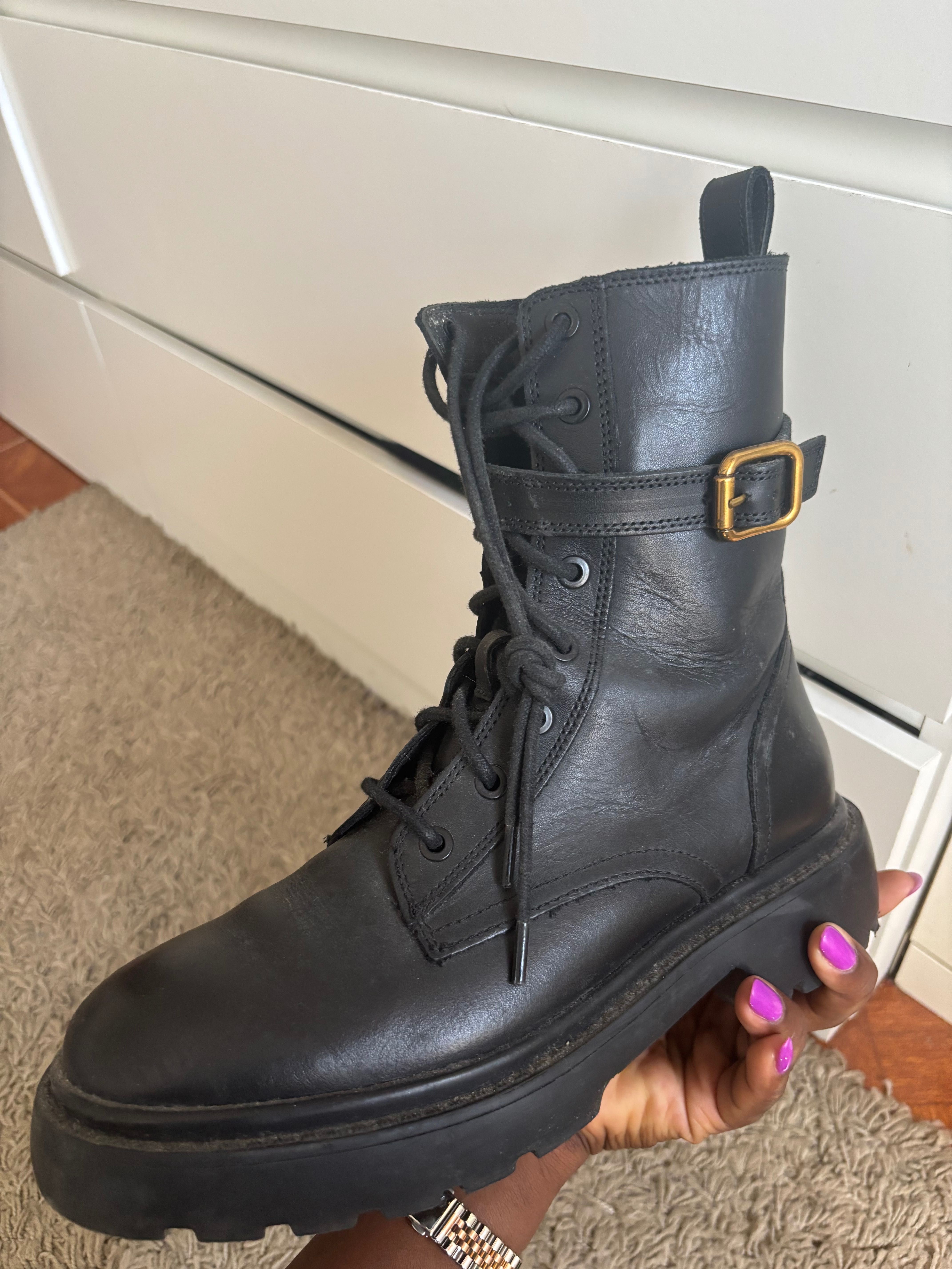 Botas usada mas em boas condições