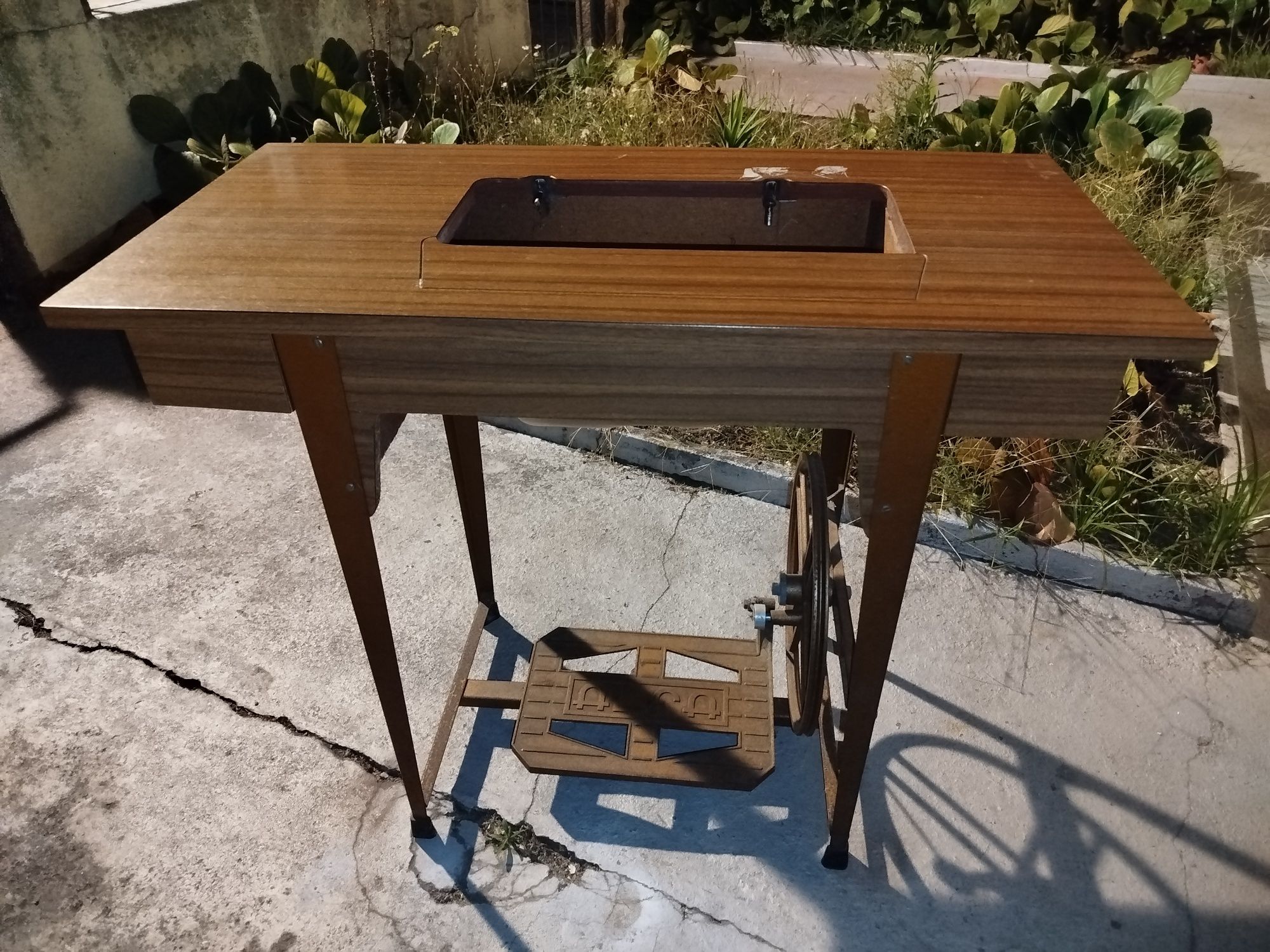 Máquina de costura Singer com movel
