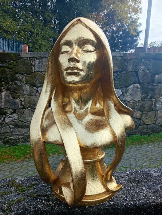 Estátua dourada para uma casa linda ou jardim