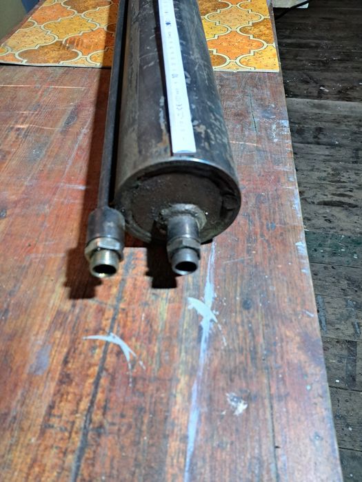 Cylinder- siłownik hydrauliczny ,duży.