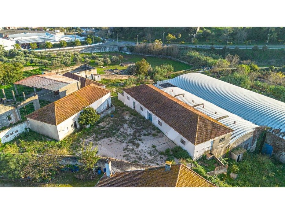 Conjunto de Armazéns Comerciais em Alcanena e 3 pequenas moradias