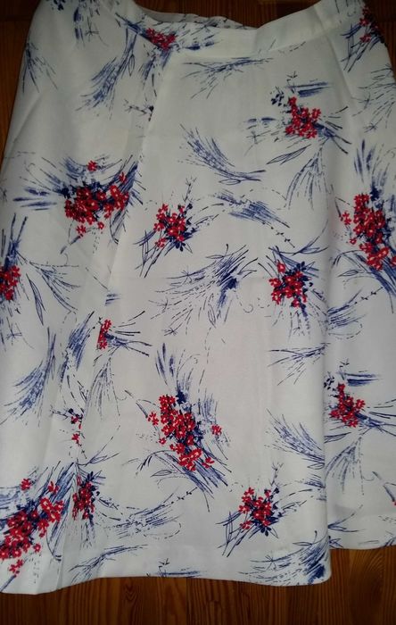 Spódniczka midi biała w bukiety kwiatów.