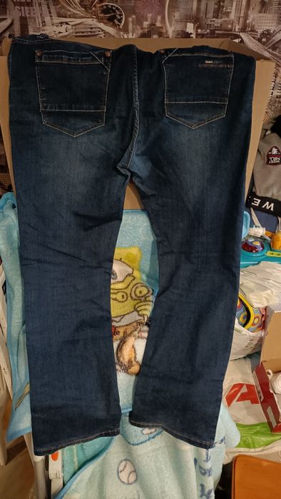 Продам мужские стрейчевые   джинсовые брюки .