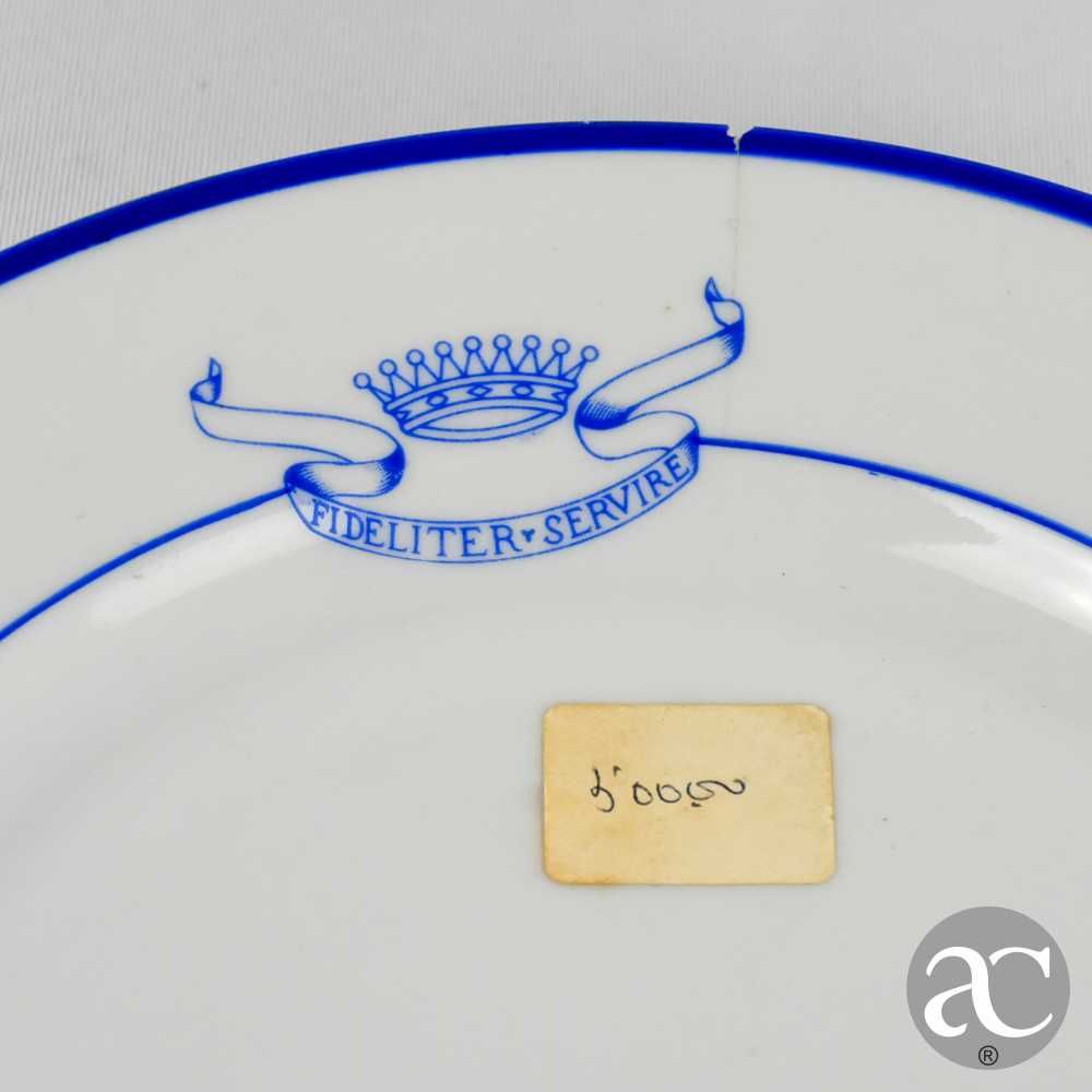 Conjunto de 3 pratos, porcelana Artibus, “Fideliter Servire”