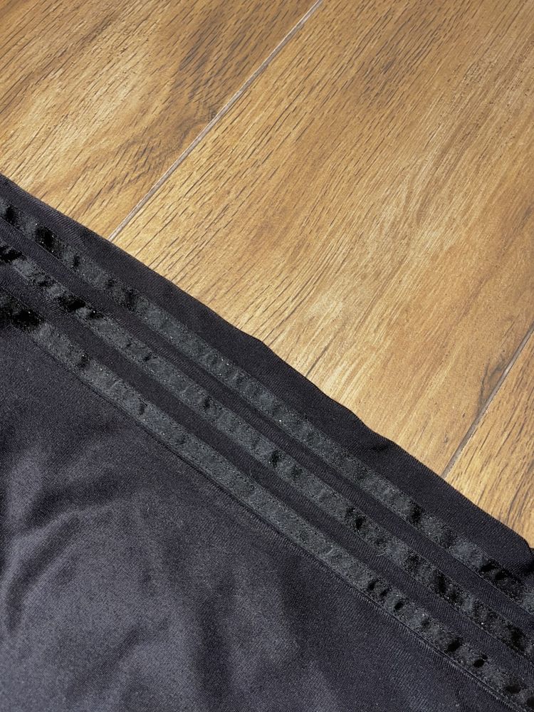 Czarne spodnie Adidas z szerokimi nogawkami i kieszeniami