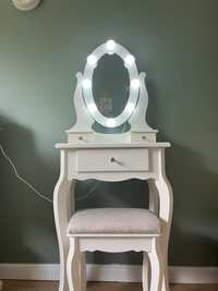 Toaletka z lustrem i oświetleniem