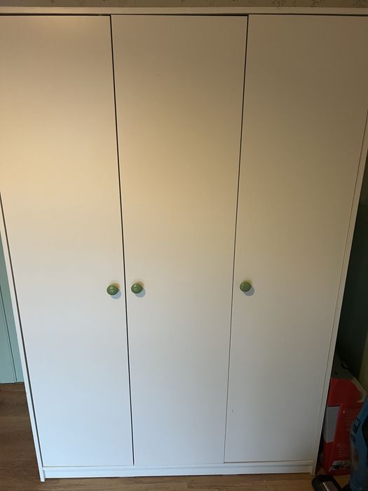 Guarda fatos e comoda