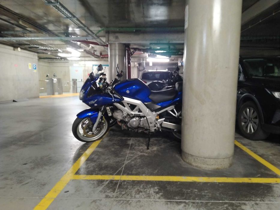 Suzuki SV650S  de 2005 (com suspensão nova Ohlins)