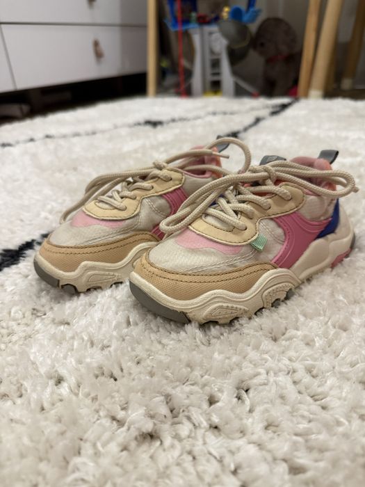 Дитячі кросівки на дівчинку