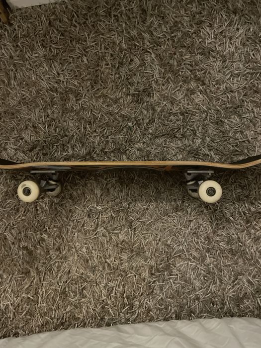 Skate enuff com uma mandala como desenho