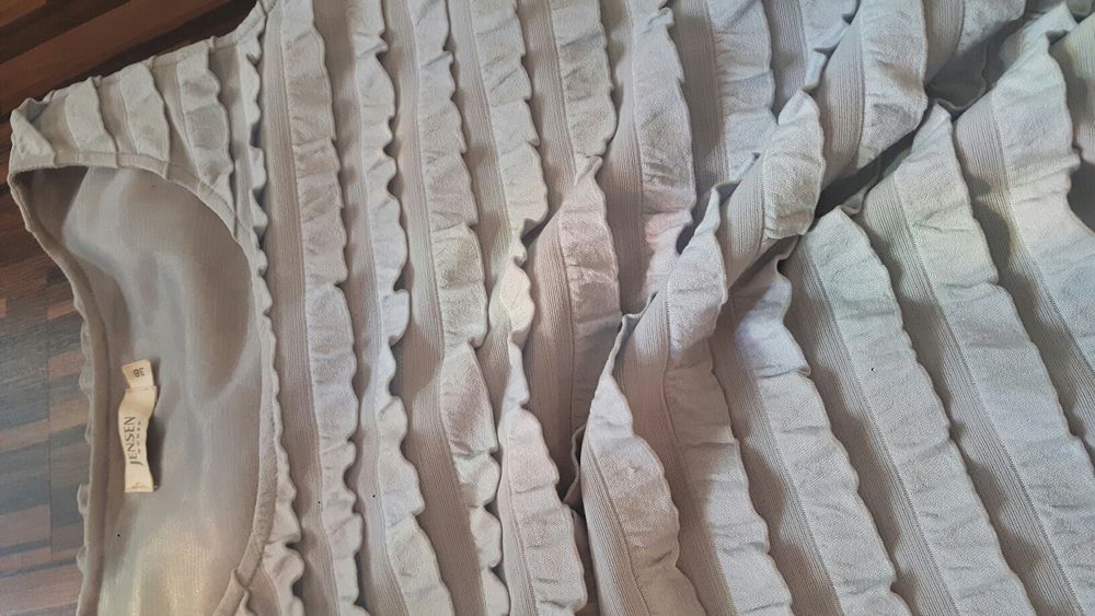 Modna sukienka w falbanki