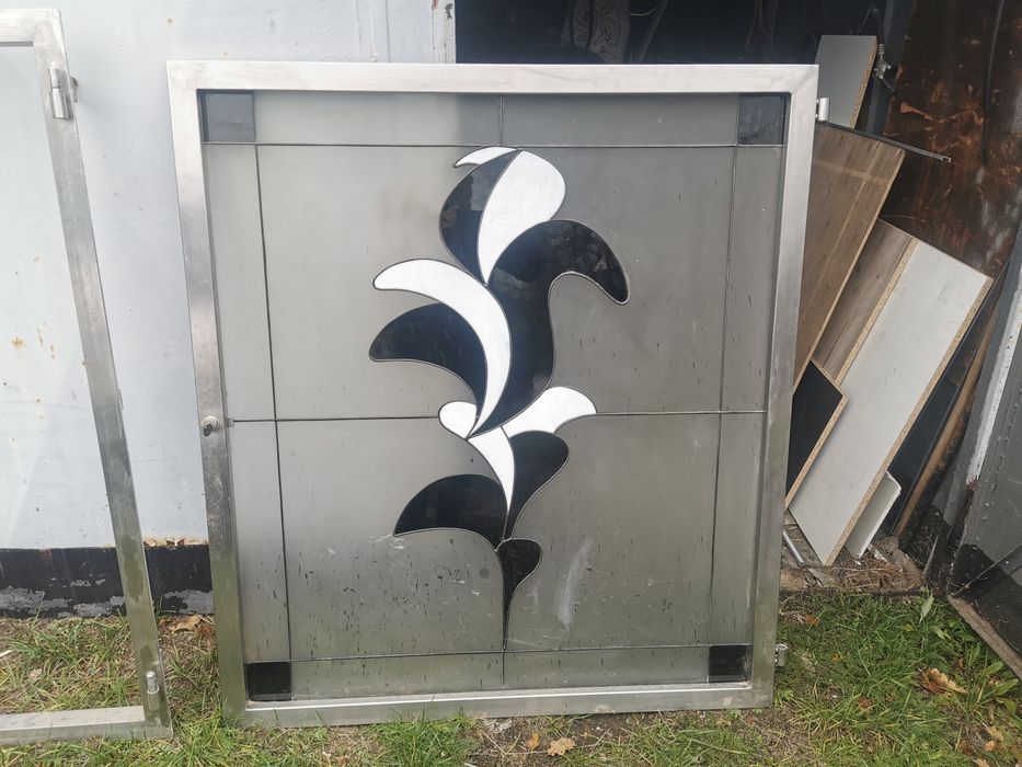 Sprzedam okno z witrażem że stali nierdzewnej