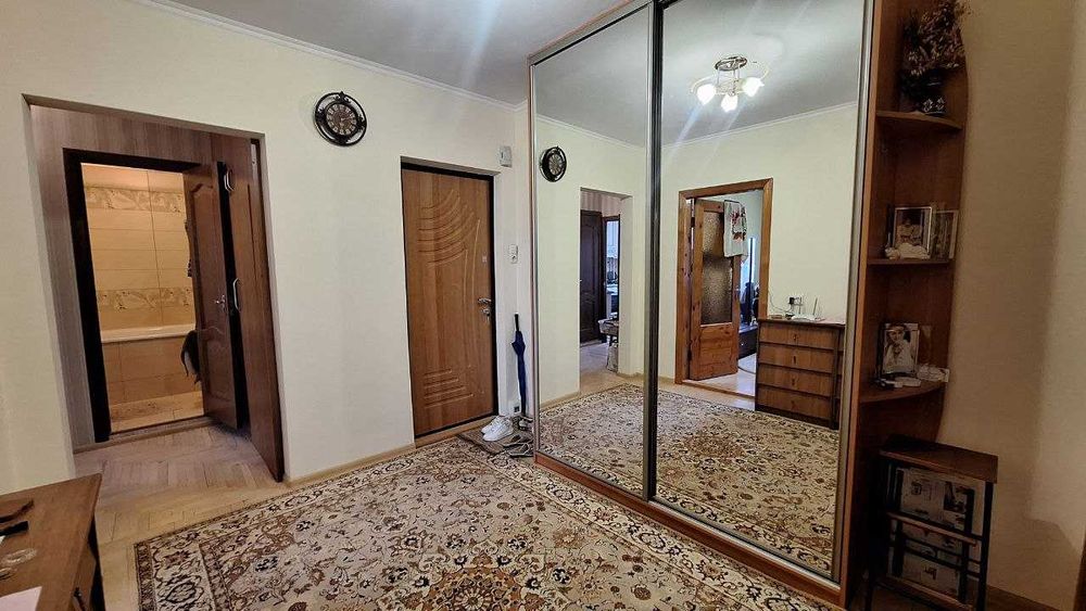 Продається трикімнатна квартира по вул. Білозіра