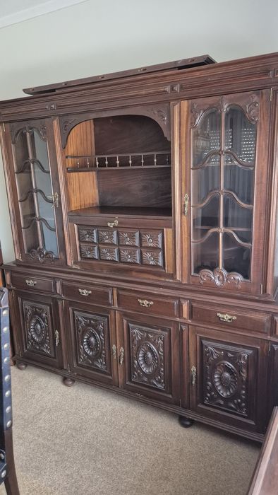 Móvel de sala de jantar em madeira