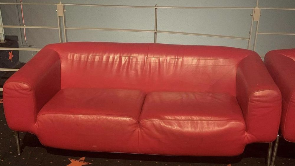 Sofa skorzana na metalowych nogach