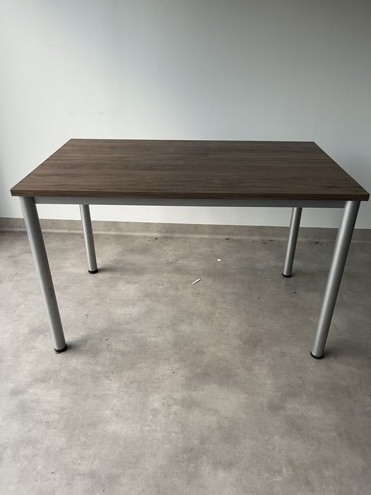 Biurko z drewnianym blatem – solidne i praktyczne