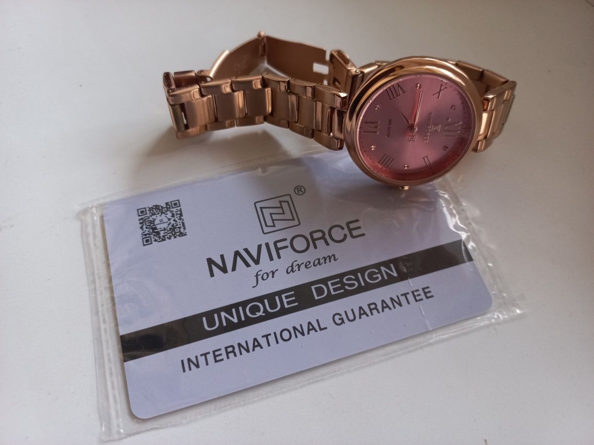 Продам стильные,красивые  наручные часы Навифорсе