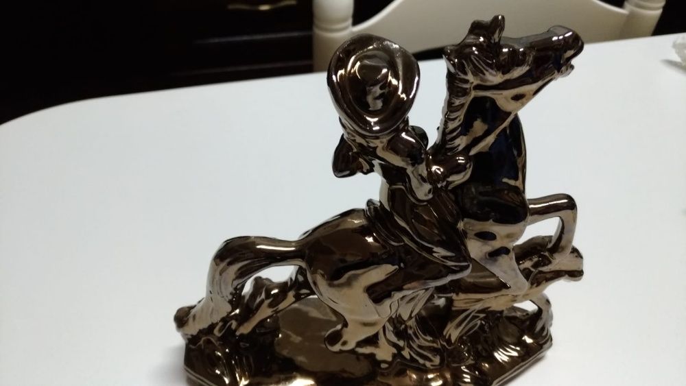 NOVO PREÇO - Cavaleira em porcelana tom dourado escuro