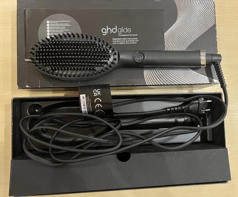 Професійна гаряча щітка від GHD, серія Glide.