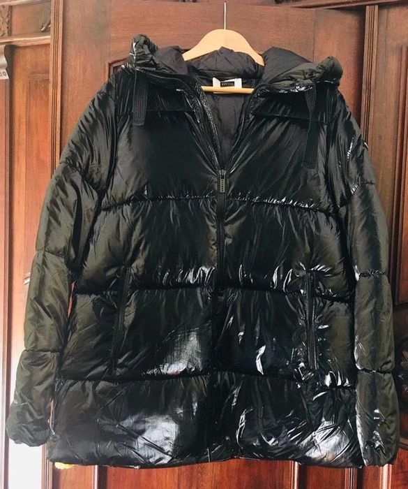 Vende-se casaco preto da marca Italiana BREKKA.