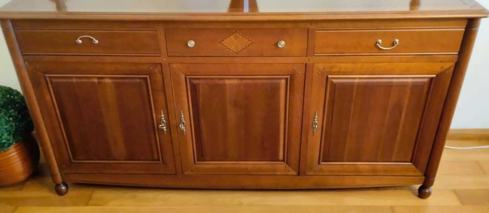 Aparador em madeira de excelente qualidade