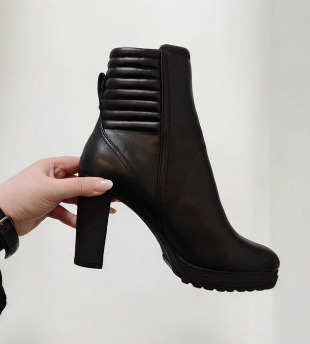 DKNY. Czarne botki na wysokim słupku, złote elementy, ekoskóra, r. 41