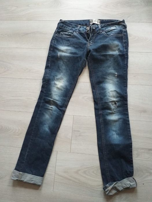 Jeansy z dziurami