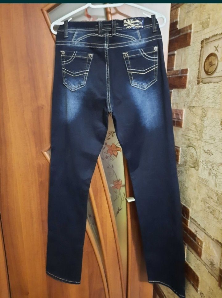 Продам джинсы новые
Цвет темно синий 
Размер L 33
Производство Турция