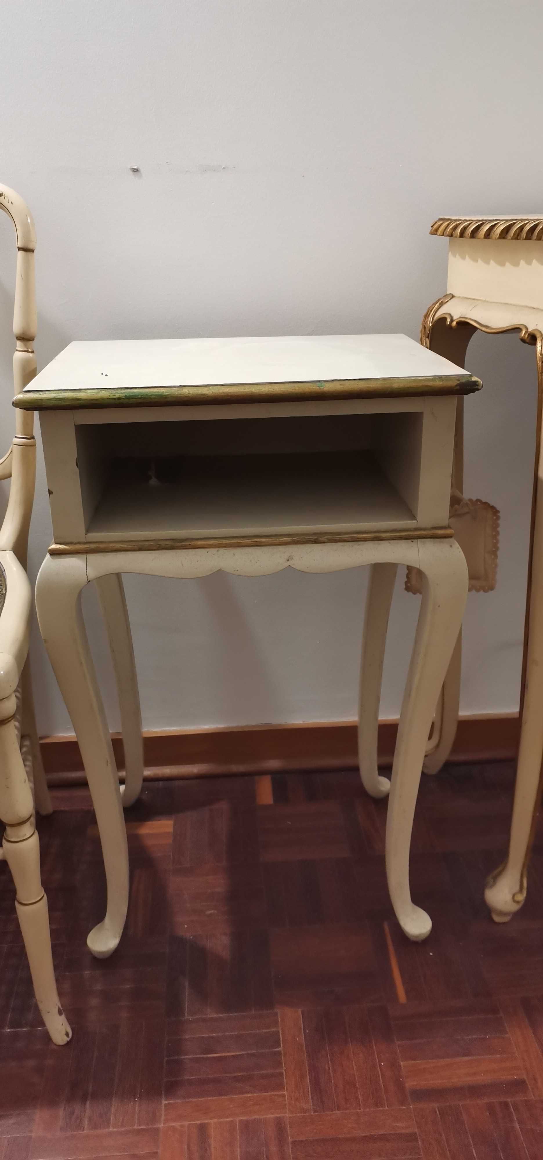 Conjunto de 7 peças de mobiliário antigo