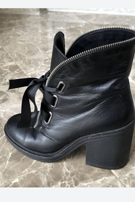 Шкіряні черевики на каблуку