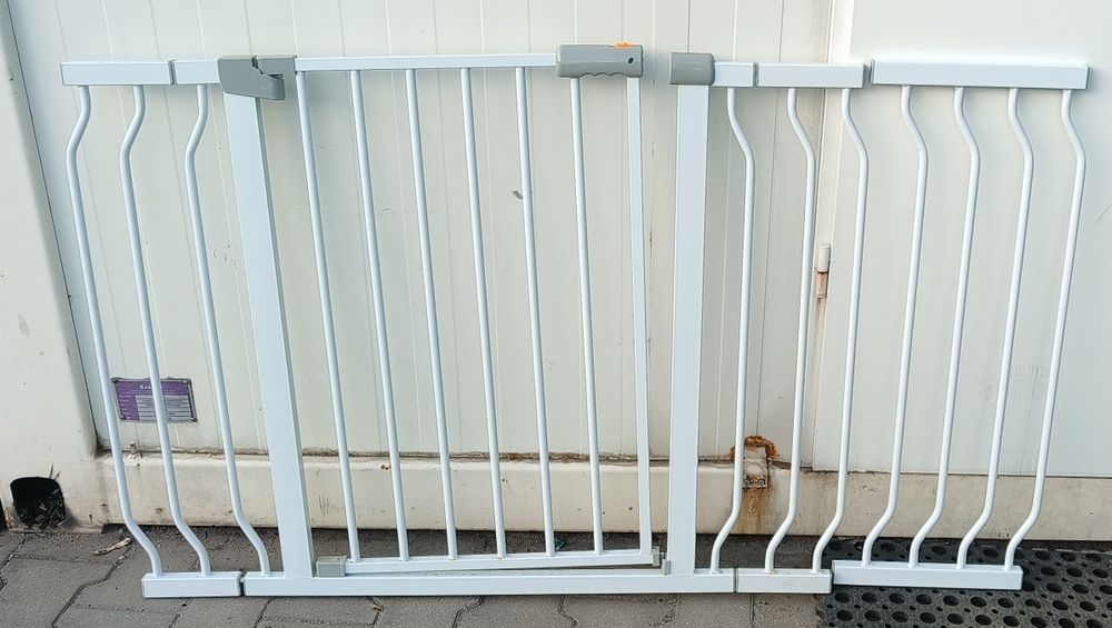 Kratki barierki zabezpieczające schody lub drzwi
