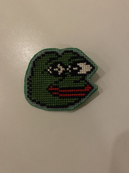 значек ручной работы вышитый Лягушка Пепе